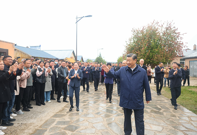 9月6日至8日，中共中央總書記、國家主席、中央軍委主席習(xí)近平在黑龍江考察。這是6日下午，習(xí)近平在大興安嶺地區(qū)漠河市北極村考察時(shí)，向當(dāng)?shù)厝罕姄]手致意。