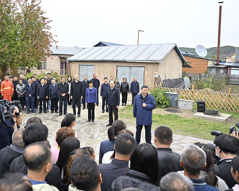 9月6日至8日，中共中央總書記、國家主席、中央軍委主席習(xí)近平在黑龍江考察。這是6日下午，習(xí)近平在大興安嶺地區(qū)漠河市北極村考察時(shí)，同當(dāng)?shù)厝罕娪H切交流。