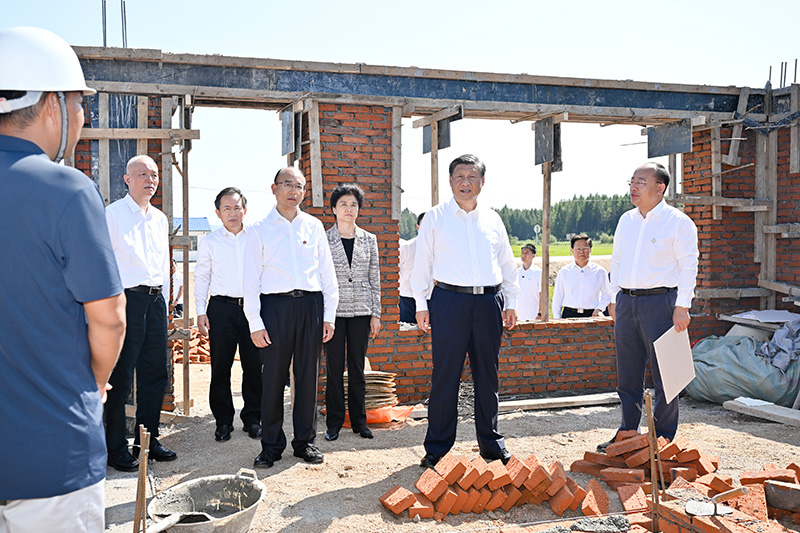9月6日至8日，中共中央總書記、國家主席、中央軍委主席習(xí)近平在黑龍江考察。這是7日上午，習(xí)近平在遭受洪澇災(zāi)害的哈爾濱尚志市老街基鄉(xiāng)龍王廟村，察看水毀房屋重建情況。