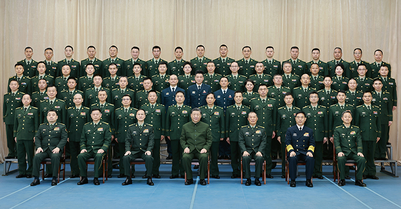 11月29日，中共中央總書記、國(guó)家主席、中央軍委主席習(xí)近平到武警海警總隊(duì)東海海區(qū)指揮部視察。這是習(xí)近平親切接見東海海區(qū)指揮部有關(guān)同志，同大家合影留念。